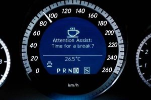 Ένδειξη οργάνων οχήματος «Attention Assist: Time for a break?» που προτείνει διάλειμμα στον οδηγό