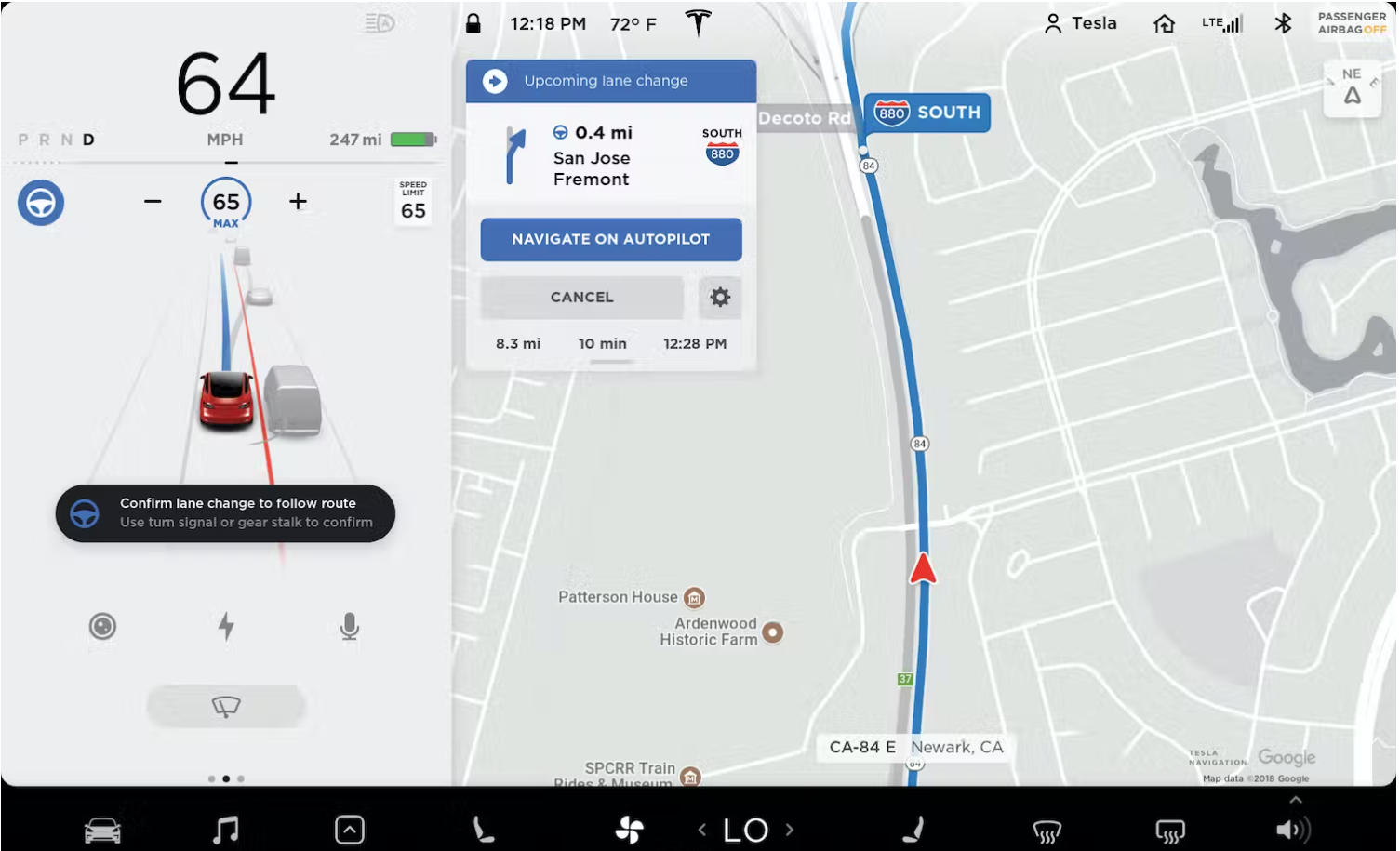 Οθόνη οχήματος Tesla με ενεργή λειτουργία Navigate on Autopilot και ειδοποίηση αλλαγής λωρίδας