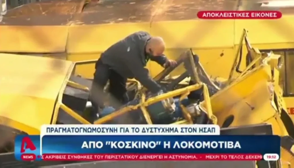 Ο Φίλιππος Μπρέζας εξετάζει την καμπίνα της λοκομοτίβας του ΗΣΑΠ